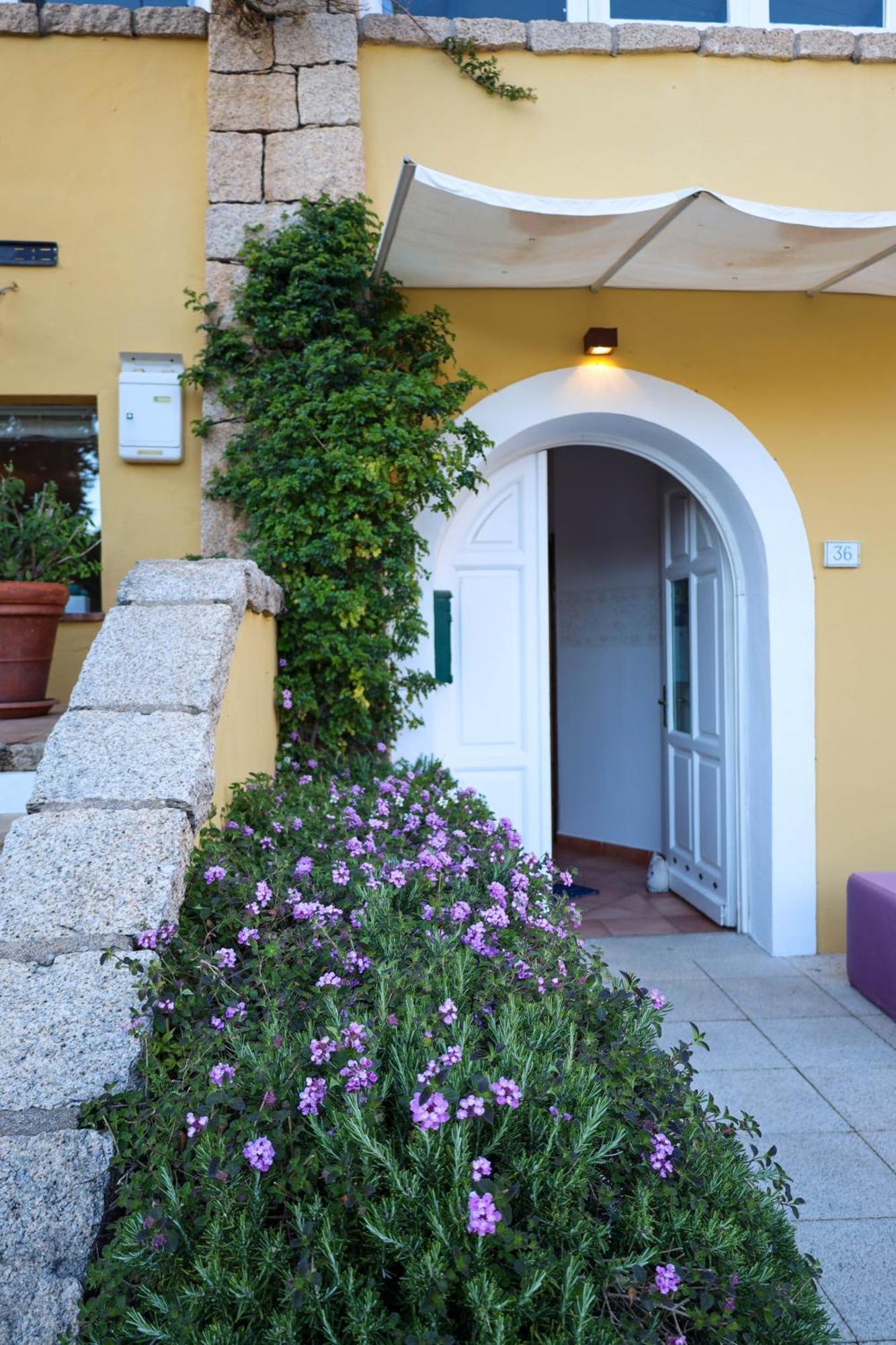 Boutique Hotel Sant'Andrea & Relais San Pantaleo Bagian luar foto