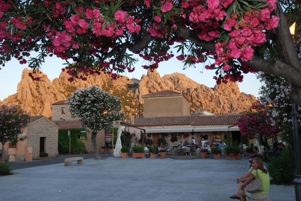 Boutique Hotel Sant'Andrea & Relais San Pantaleo Bagian luar foto